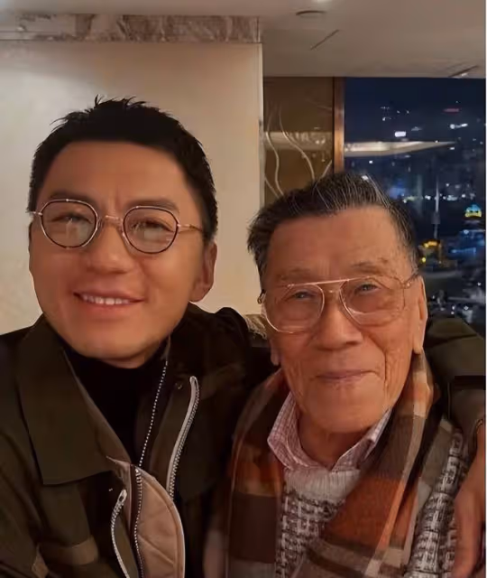 神奇!袁偉豪賀外公96歲大壽童年照曝光,被贊四代人一個模樣