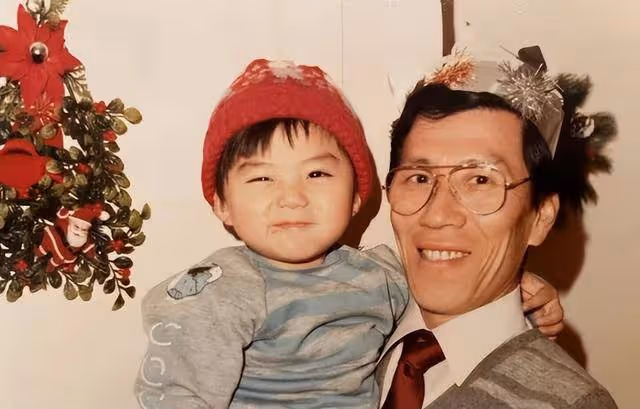 神奇!袁偉豪賀外公96歲大壽童年照曝光,被贊四代人一個模樣