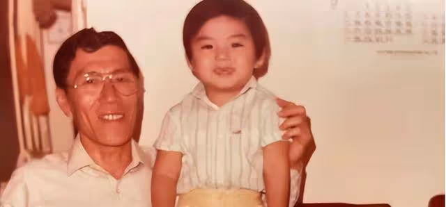 神奇!袁偉豪賀外公96歲大壽童年照曝光,被贊四代人一個模樣