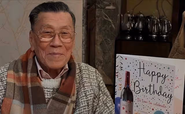 神奇!袁偉豪賀外公96歲大壽童年照曝光,被贊四代人一個模樣
