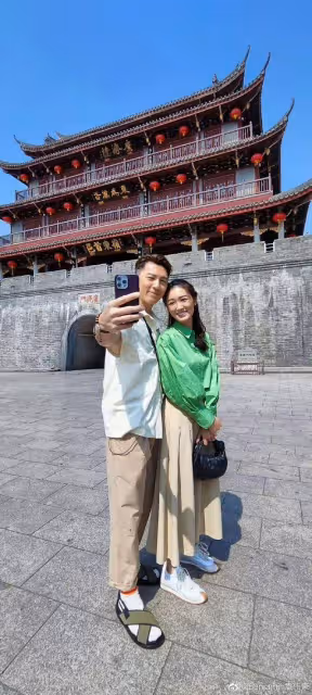 TVB當家小生為外公賀壽!96歲壽星氣質滿分,兩爺孫一部位太相似