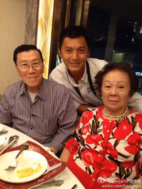 TVB當家小生為外公賀壽!96歲壽星氣質滿分,兩爺孫一部位太相似