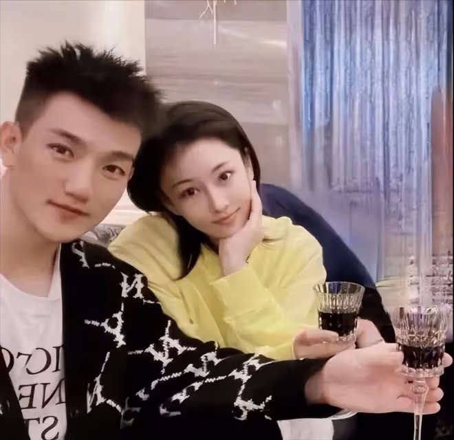 張馨予老公何捷被證實已轉業,入職廣州大學保衛處,工作照曝光