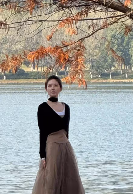 偶遇趙露思在杭州湘湖拍新戲，本人真的要美哭了呀，瘦了超有氣質