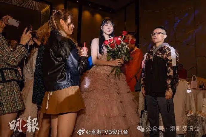 鍾柔美18歲生日著公主裙慶生！談炎明熹缺席沒現身