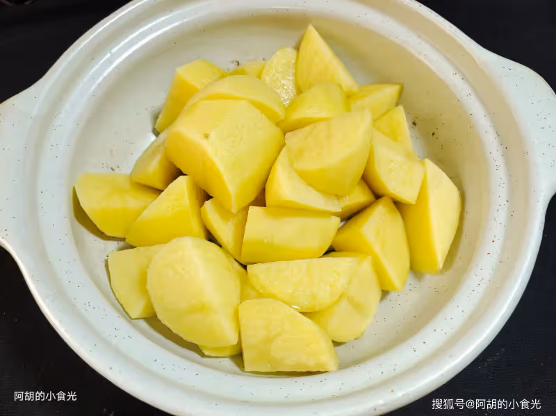 天冷就喜歡這樣吃,比大魚大肉搶手!簡單食材燉一鍋,便宜實惠、滿口好味又暖人,上桌就吃個精光
