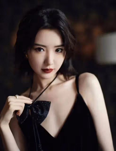 毛曉彤靚麗寫真露出事業線!膚白貌美大長腿性感撩人
