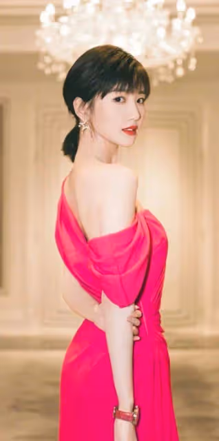 毛曉彤靚麗寫真露出事業線!膚白貌美大長腿性感撩人