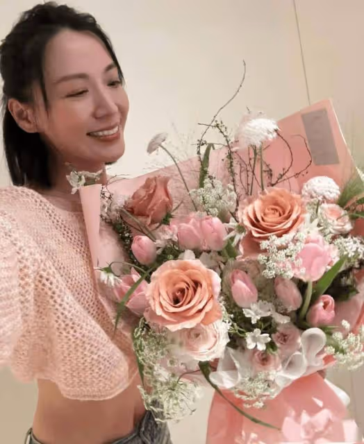 51歲TVB女星送香吻給醫生老公慶生!丈夫黑眼圈大似乎好累!太太身材越來越豐滿