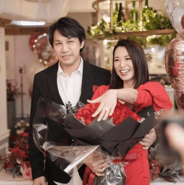 51歲TVB女星送香吻給醫生老公慶生!丈夫黑眼圈大似乎好累!太太身材越來越豐滿