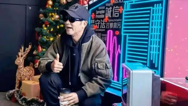 影帝任達華到廉政公署喝咖啡,配合路人拍照打卡,謹遵愛國家風