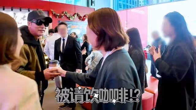 影帝任達華到廉政公署喝咖啡,配合路人拍照打卡,謹遵愛國家風