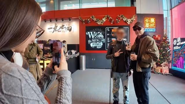 影帝任達華到廉政公署喝咖啡,配合路人拍照打卡,謹遵愛國家風
