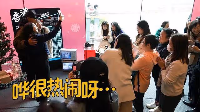 影帝任達華到廉政公署喝咖啡,配合路人拍照打卡,謹遵愛國家風