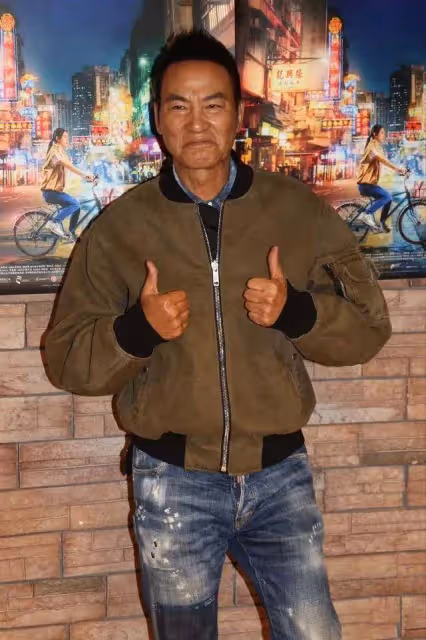 影帝任達華到廉政公署喝咖啡,配合路人拍照打卡,謹遵愛國家風