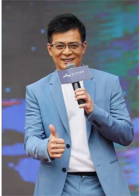 黃日華與美女親密自拍,網民立馬認出女方身份,避免緋聞再次發酵