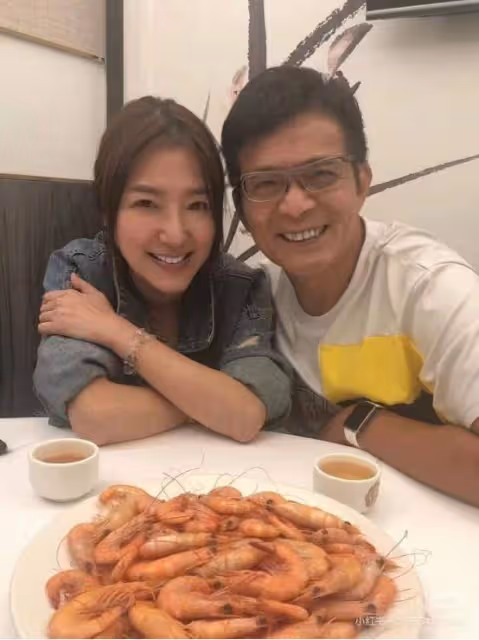 黃日華與美女親密自拍,網民立馬認出女方身份,避免緋聞再次發酵
