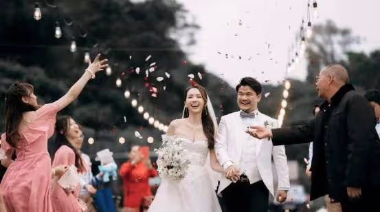 恭喜!馮盈盈師姐大婚,曬婚禮照夸老公腰力好,曾被曝諸多緋聞
