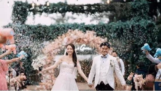 恭喜!馮盈盈師姐大婚,曬婚禮照夸老公腰力好,曾被曝諸多緋聞