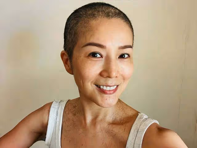 香港知名女星乳腺癌復發,全身疼痛無法走路,花錢捐棺材積功德