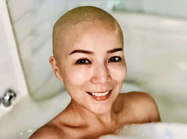 香港知名女星乳腺癌復發,全身疼痛無法走路,花錢捐棺材積功德