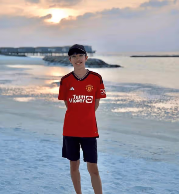 李克勤17歲兒子近照曝光！率先獲頂尖名校提前錄取！興奮慶祝！