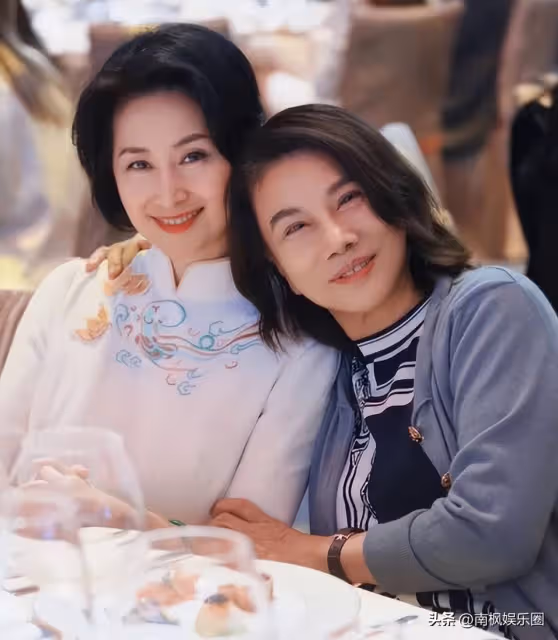 當43歲郭晶晶和62歲何超瓊站一起，我才徹底明白，什麼叫相由心生