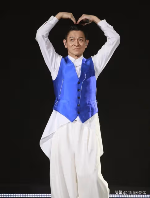 12歲劉向蕙帶同學看劉德華演唱會，回眸一刻清純甜美，太像朱麗蒨