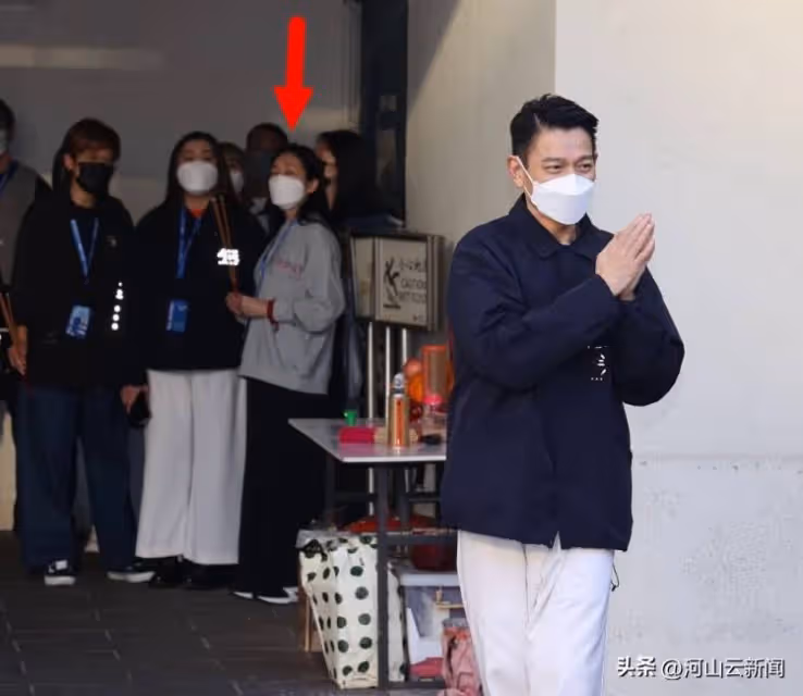 12歲劉向蕙帶同學看劉德華演唱會，回眸一刻清純甜美，太像朱麗蒨