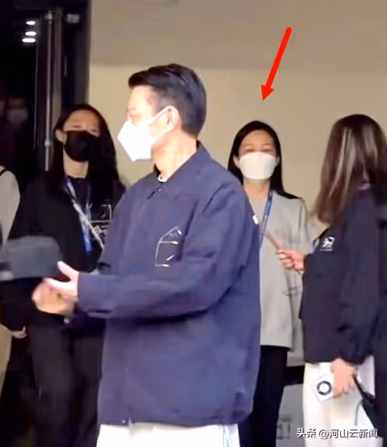 12歲劉向蕙帶同學看劉德華演唱會，回眸一刻清純甜美，太像朱麗蒨