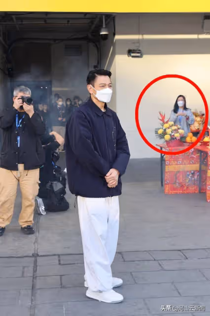 12歲劉向蕙帶同學看劉德華演唱會，回眸一刻清純甜美，太像朱麗蒨