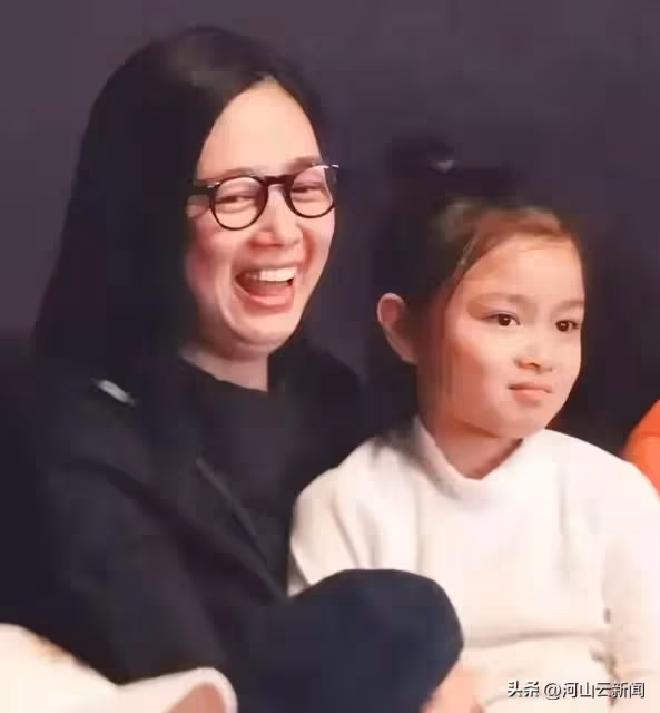 12歲劉向蕙帶同學看劉德華演唱會，回眸一刻清純甜美，太像朱麗蒨