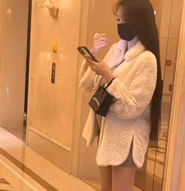 葉珂與黃曉明分手後首現身！大肚凸起已到孕晚期，眉頭緊鎖心事重