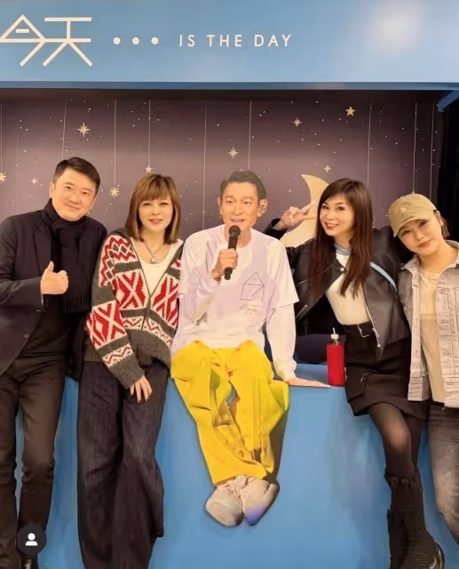 關之琳來看劉德華演唱會，打扮休閒坐前排，對鏡頭微笑氣質仍出眾