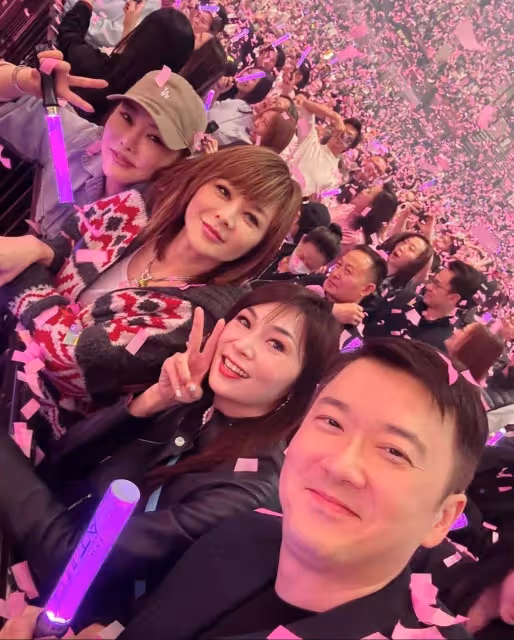 關之琳來看劉德華演唱會，打扮休閒坐前排，對鏡頭微笑氣質仍出眾