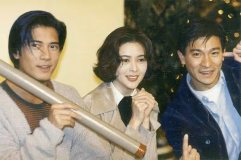關之琳來看劉德華演唱會，打扮休閒坐前排，對鏡頭微笑氣質仍出眾