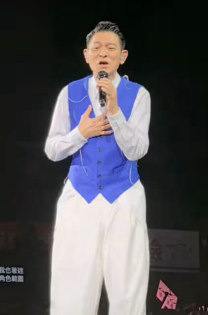 關之琳來看劉德華演唱會，打扮休閒坐前排，對鏡頭微笑氣質仍出眾