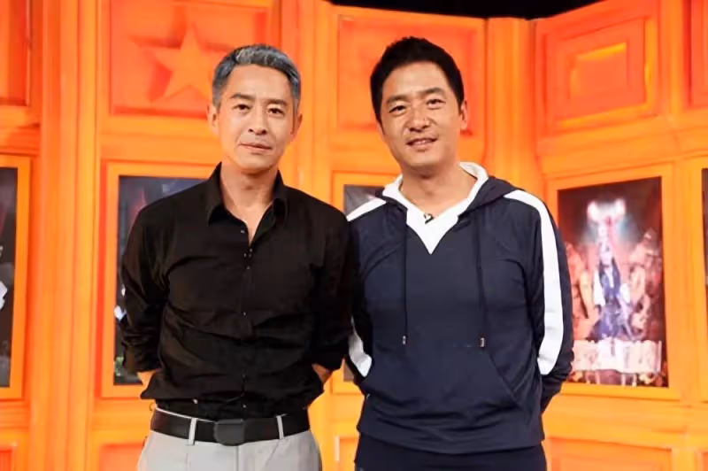 原來他們是親兄弟，哥哥被胡歌帶紅，弟弟49歲搭檔閆妮又紅了