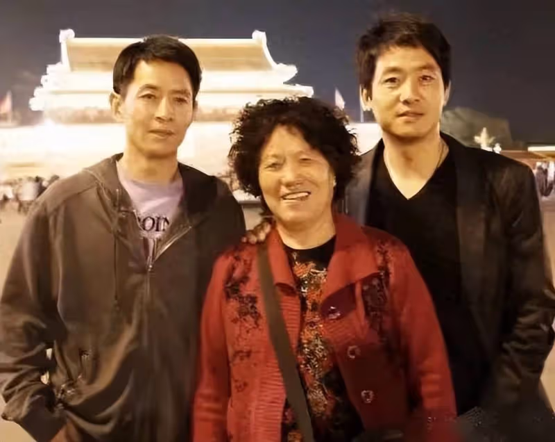 原來他們是親兄弟，哥哥被胡歌帶紅，弟弟49歲搭檔閆妮又紅了