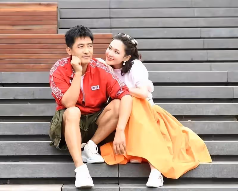 原來他們是親兄弟，哥哥被胡歌帶紅，弟弟49歲搭檔閆妮又紅了