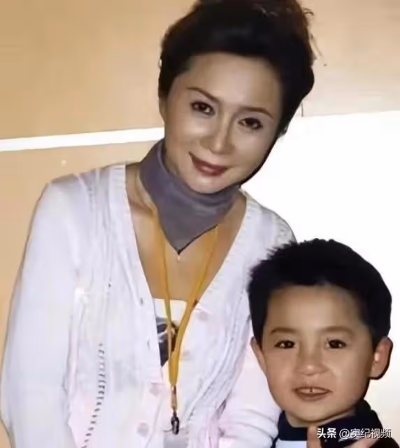 原來蔡明兒子是他！隱瞞37年，竟然是圈中人，難怪成蔡明驕傲