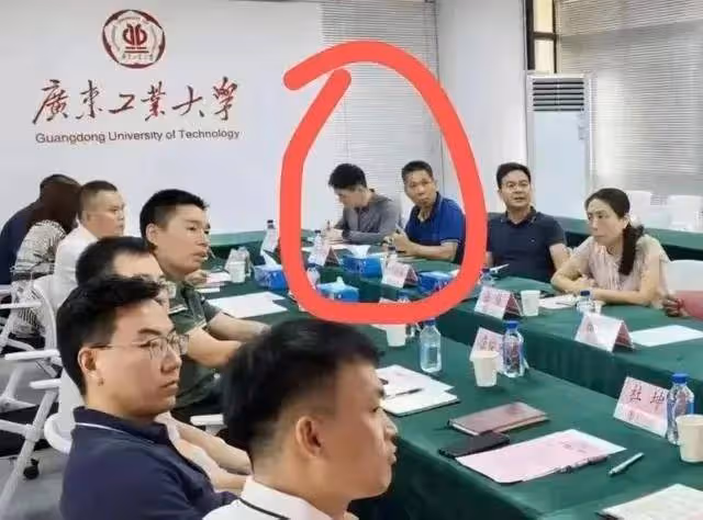 張馨予老公工作照曝光,一身黑色西裝高大帥氣,具體工作內容曝光