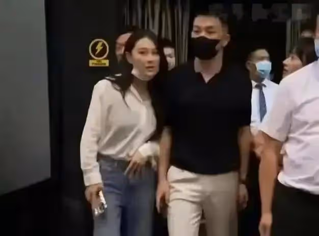 張馨予老公工作照曝光,一身黑色西裝高大帥氣,具體工作內容曝光