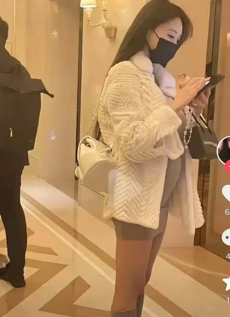 葉珂肚子高高隆起,大方和網友打招呼,懷疑和黃曉明沒分手