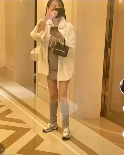 葉珂肚子高高隆起,大方和網友打招呼,懷疑和黃曉明沒分手