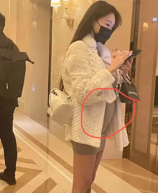 被曝分手後,葉珂獨自現身,孕肚好明顯,黃曉明心愿要滿足了