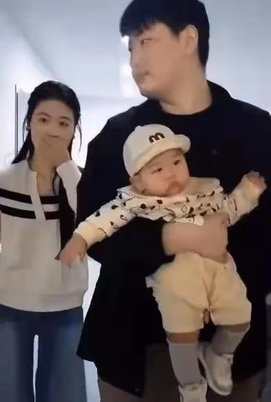 大衣哥給孫子買玩具哄孫子開心,兒媳陳萌乖巧懂事,一家人超有愛