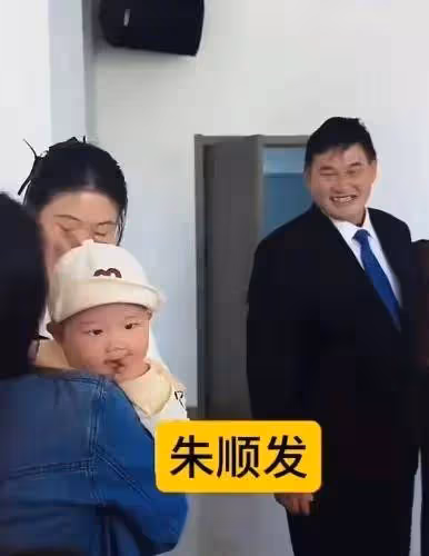 大衣哥給孫子買玩具哄孫子開心,兒媳陳萌乖巧懂事,一家人超有愛
