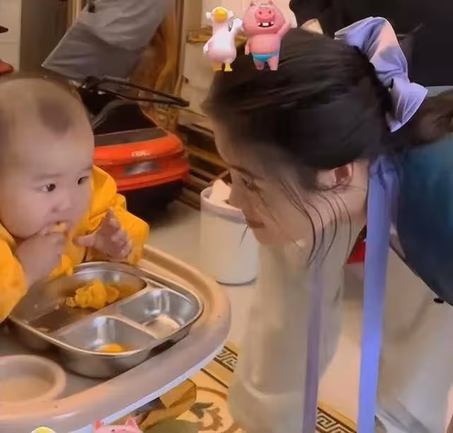 大衣哥給孫子買玩具哄孫子開心,兒媳陳萌乖巧懂事,一家人超有愛