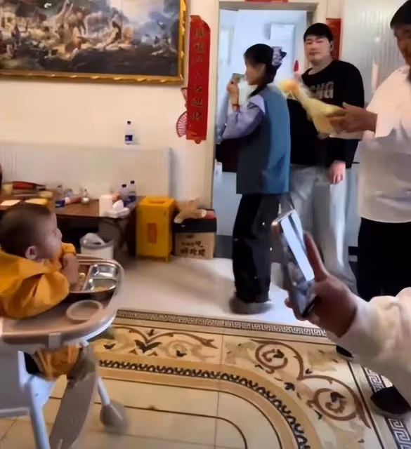 大衣哥給孫子買玩具哄孫子開心,兒媳陳萌乖巧懂事,一家人超有愛
